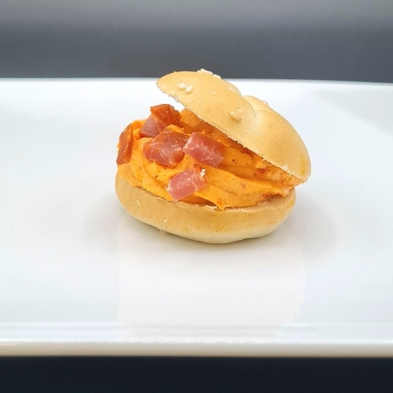 Mini bagel, tapenade de poivrons confits et chorizo