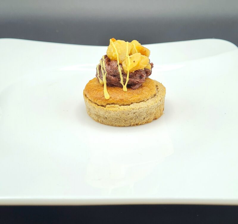 Tartinade de boudin noir moutardé sur son blini de sarrasin et compotée de pomme