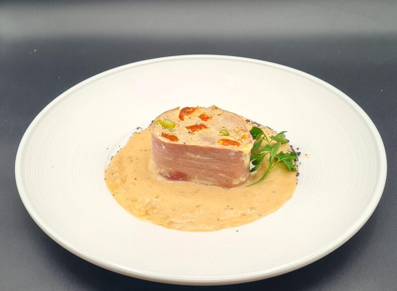 Pressé de veau à l'asperge et tomate, sauce Cognac