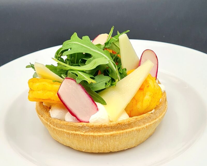Tarte aux queues de gambas grillées sur sa gelée d'artichaud, radis, roquette, tomme de brebis et sa crème de citron vert