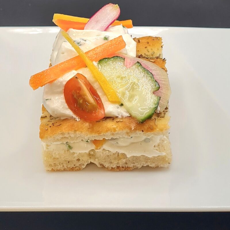 Focaccia au merlu et haddock fumé, crudités, crème de raifort et ciboulette