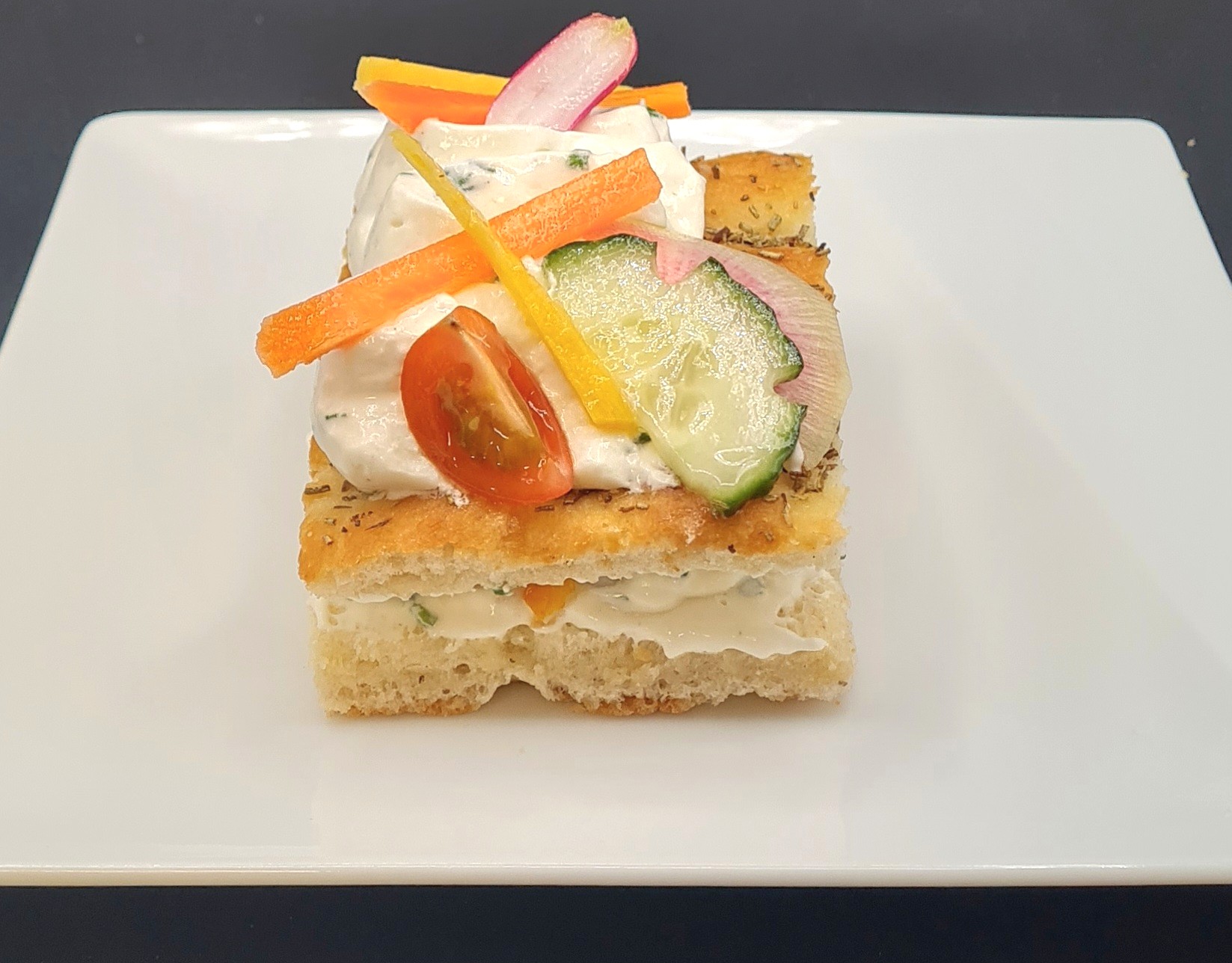 Focaccia au merlu et haddock fumé, crudités, crème de raifort et ciboulette