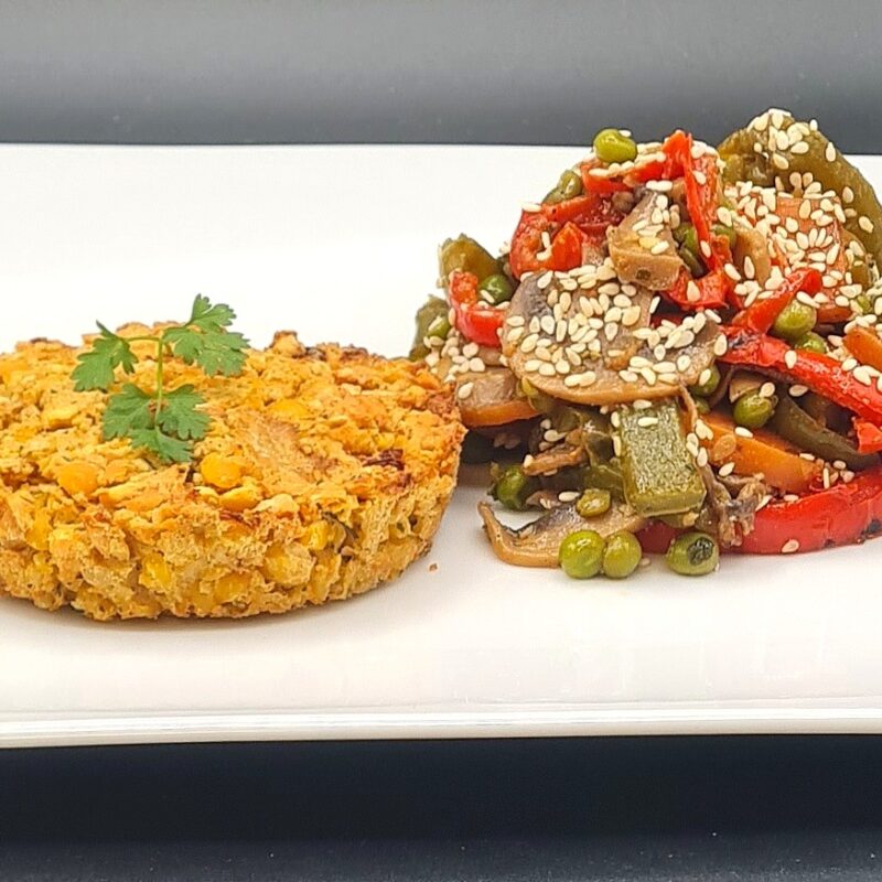 Galette aux pois chiches et épices, poêlée de légumes thaï (plat végétarien)