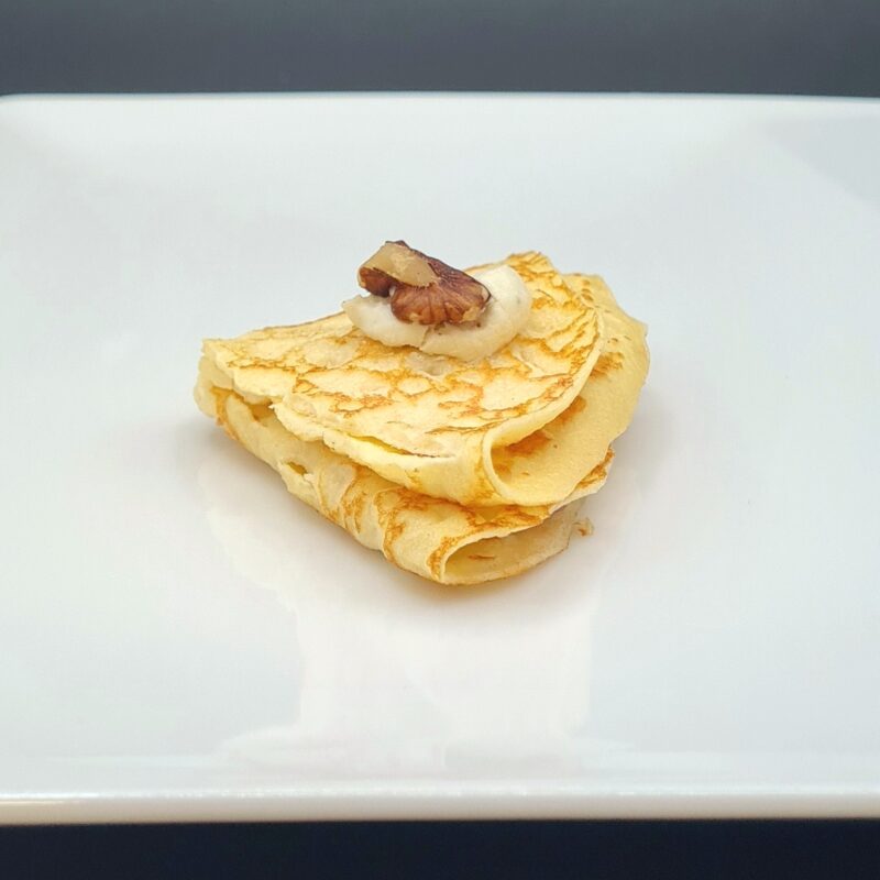 Mini crêpe, crème de fromage de chèvre frais et fruits secs