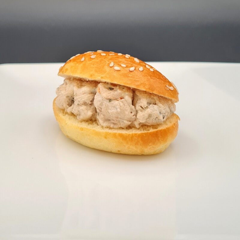 Navette de thon, fromage frais au basilic, pickles de concombre