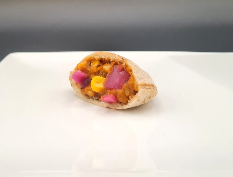 pain pita, aubergine, maïs, oignons rouges