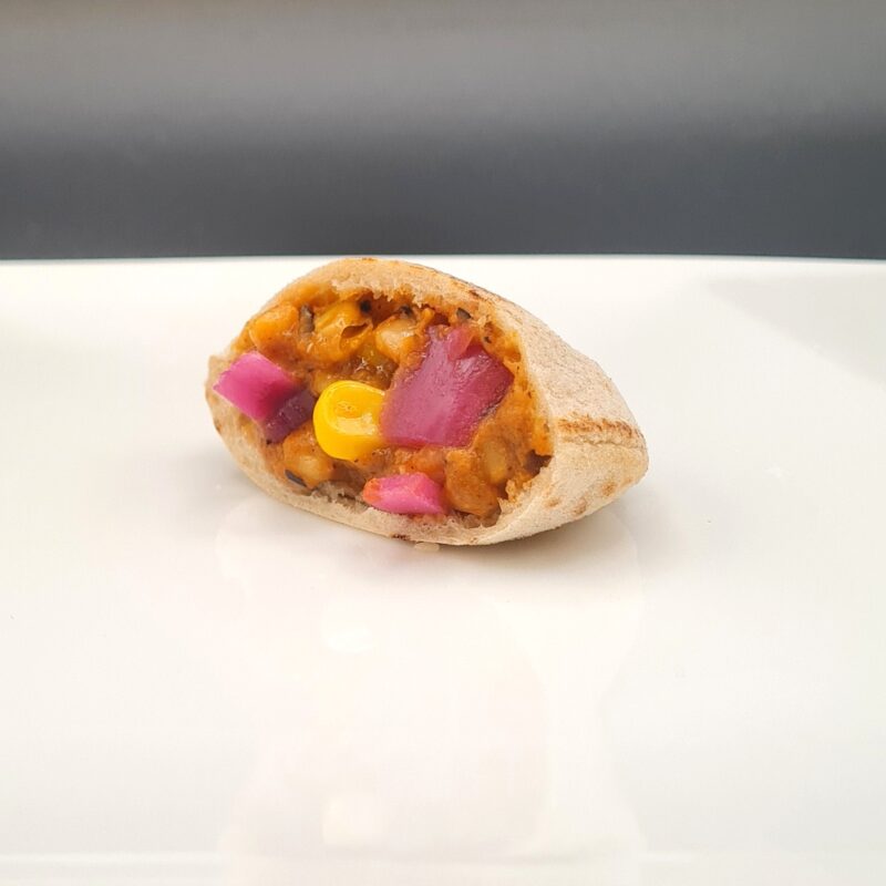 Pain pita, caviar d’aubergines grillées, maïs et pickles d’oignons rouges