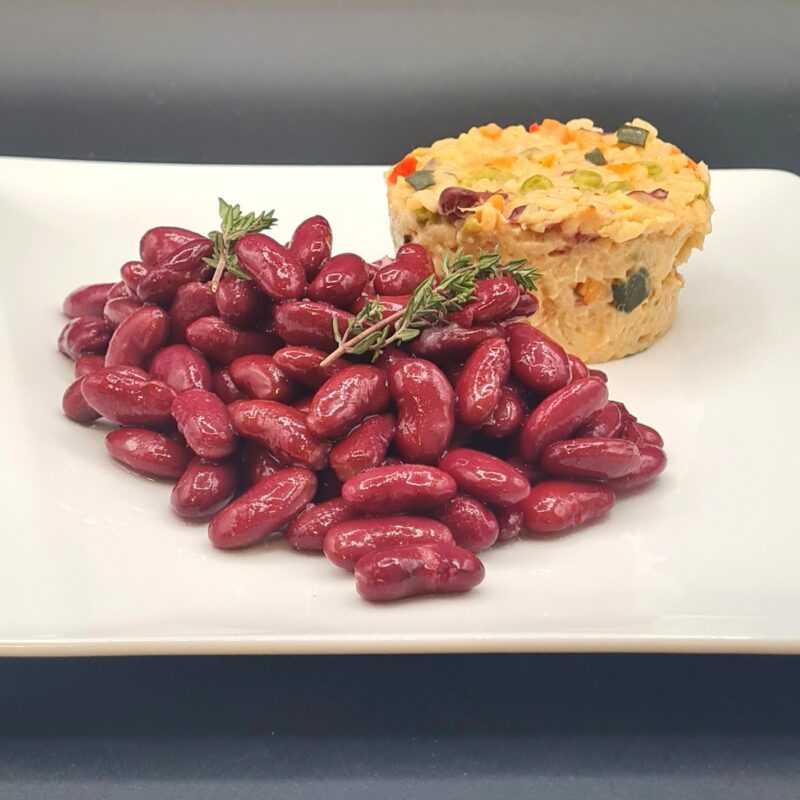 Risotto de légumes grillés, carotte, petits pois et haricots rouges (plat végétarien)