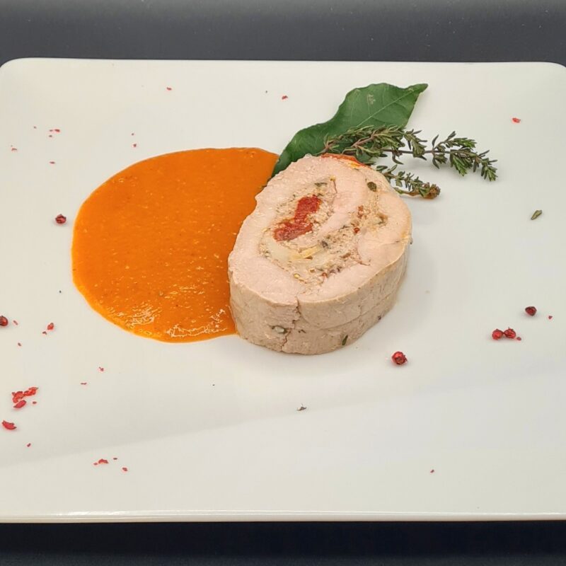 Roulade de veau à la tomme de brebis, tomate et basilic