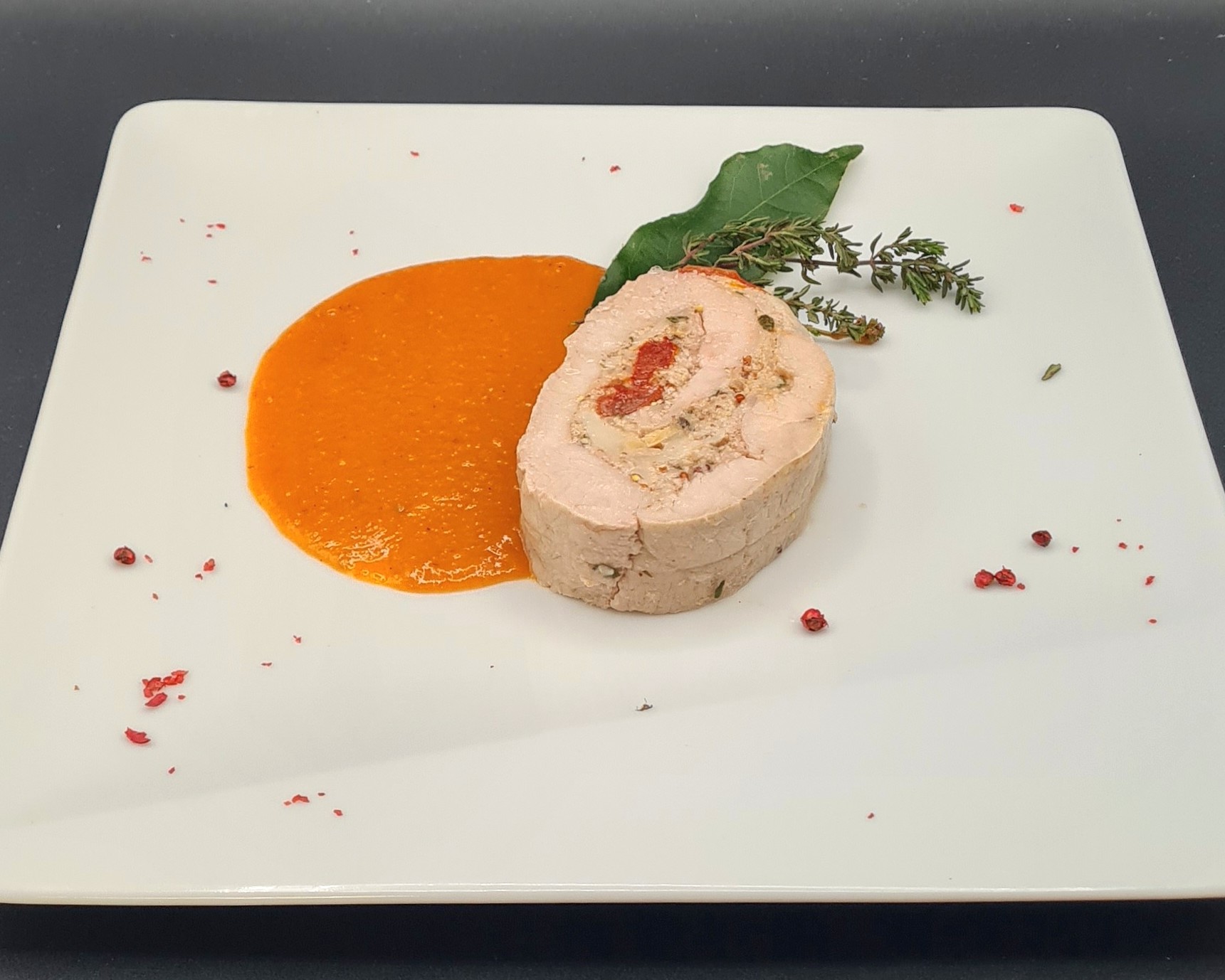 Roulade de veau à la tomme de brebis, tomate et basilic
