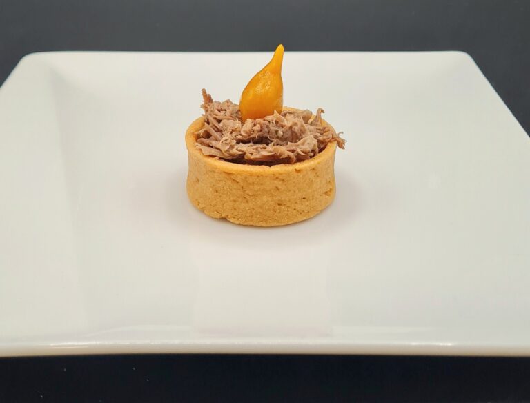 sablé de canard tapenadeolive et tomate