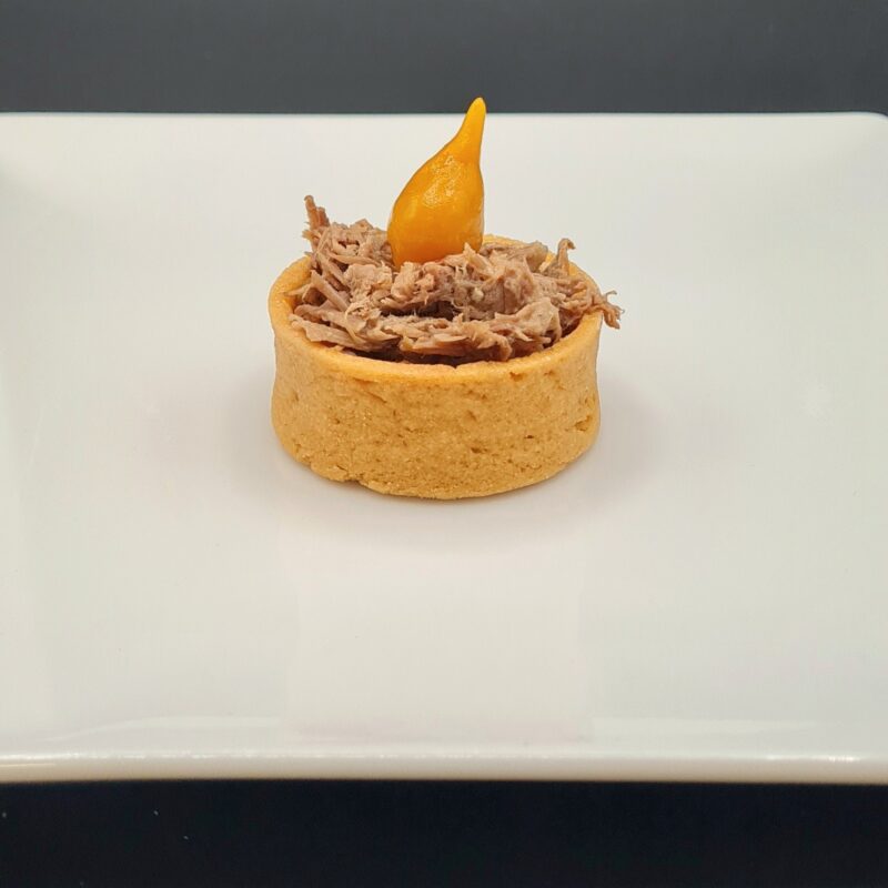 Sablé d’effiloché de canard, tapenade d’olives et tomates