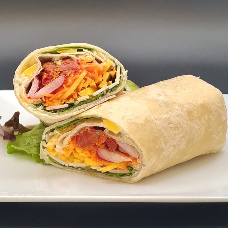 Tacos de crudités, radis, tomates confites, tapenade de courgette et tomme de brebis (entrée végétarienne)