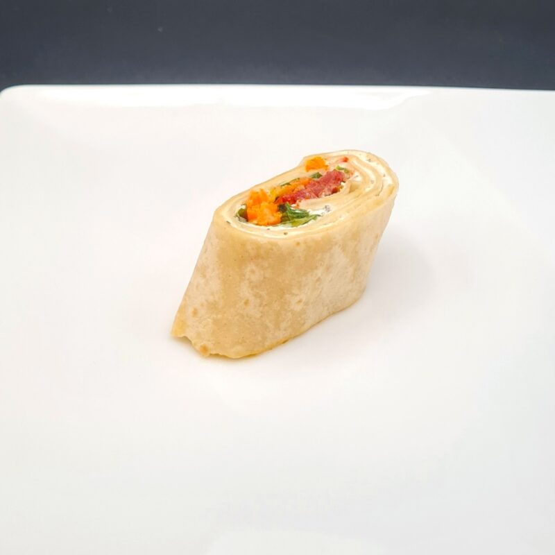 Wraps de crudités, jeunes pousses, tomates confites, sauce fromagère aux herbes